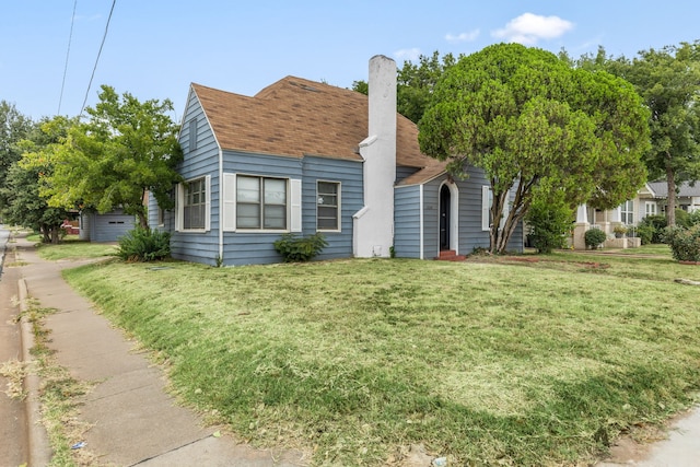 view of front of house featuring a front lawn