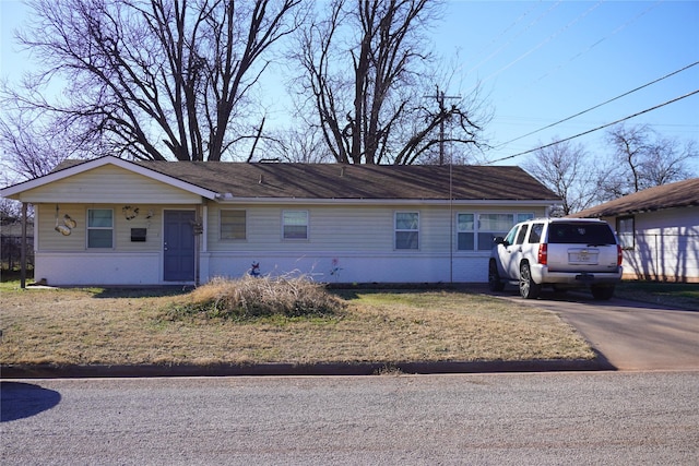 view of front facade featuring a front lawn