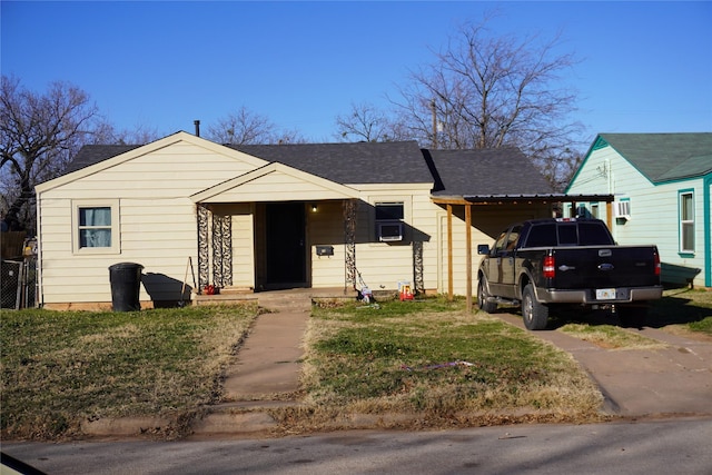 view of front of house featuring a carport and a front yard