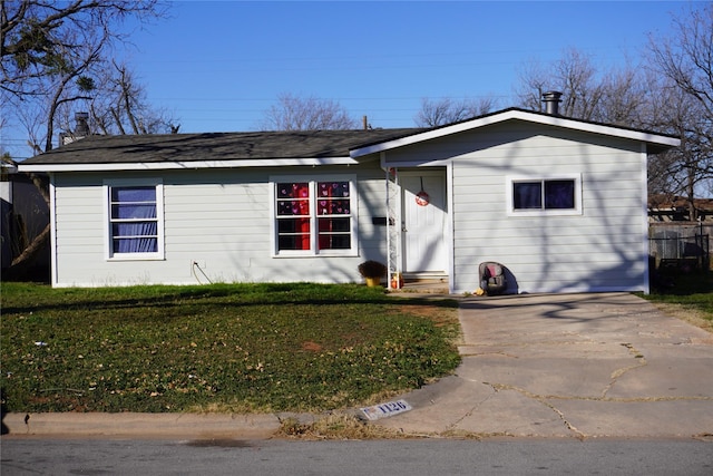 ranch-style house featuring a front yard