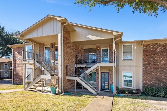 view of property featuring a front yard