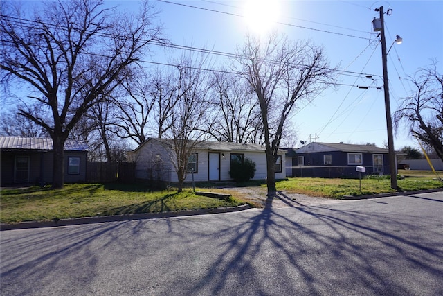 ranch-style home featuring a front lawn