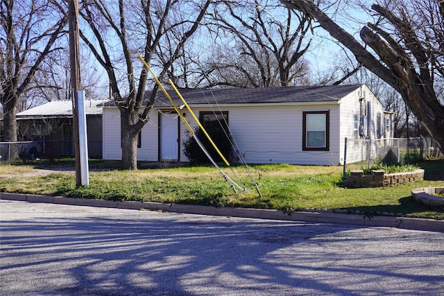 ranch-style house featuring a front yard