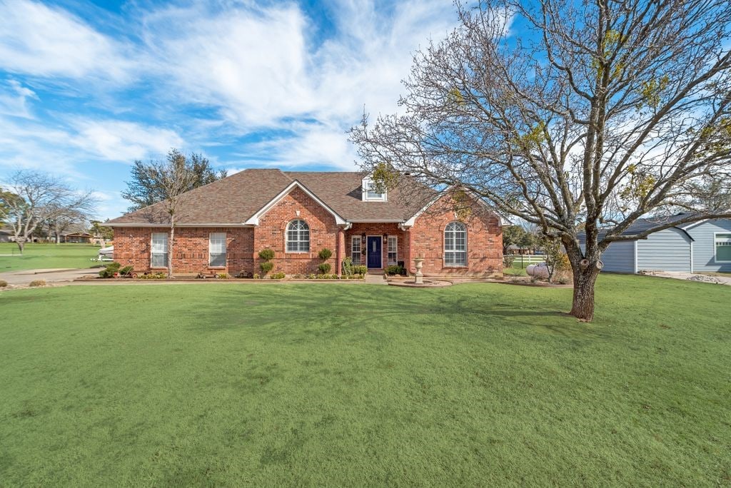 view of front of property featuring a front lawn