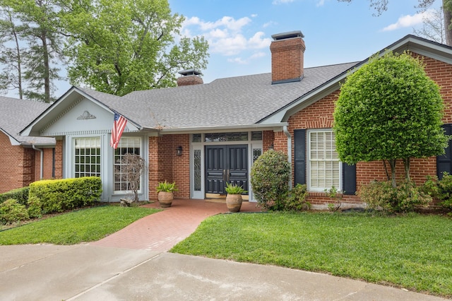 view of front facade featuring a front lawn