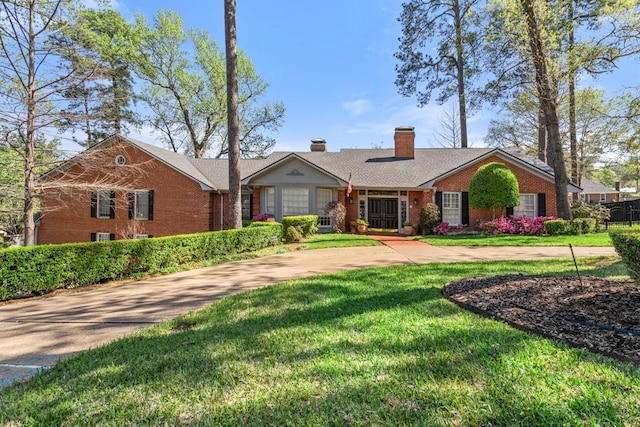 single story home featuring a front yard