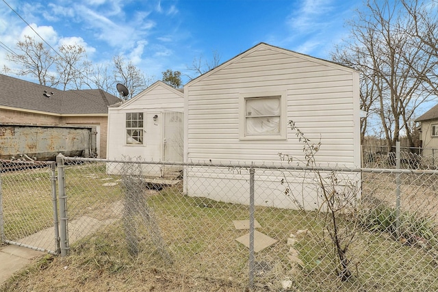 view of front facade with a front yard