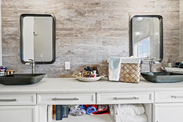 bathroom featuring sink and decorative backsplash