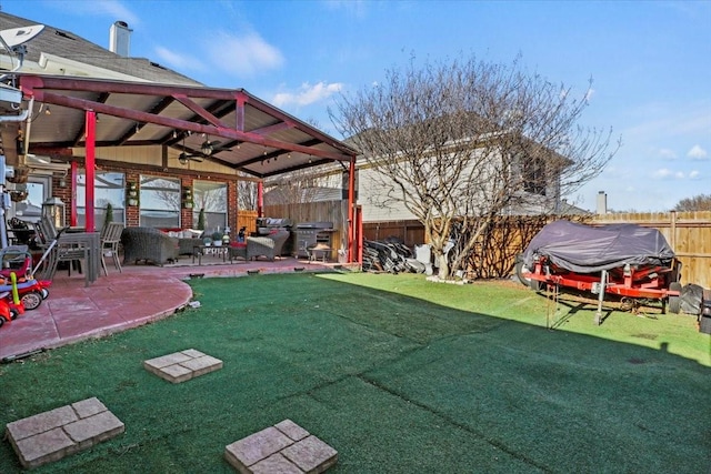 view of yard with ceiling fan, outdoor lounge area, and a patio area