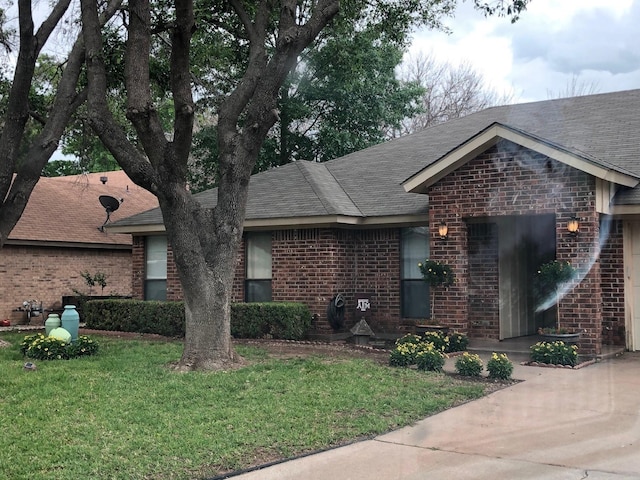 single story home featuring a front lawn