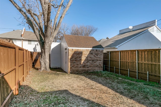 view of yard featuring a storage unit