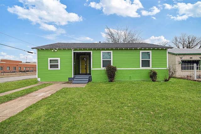 view of front of house featuring a front yard