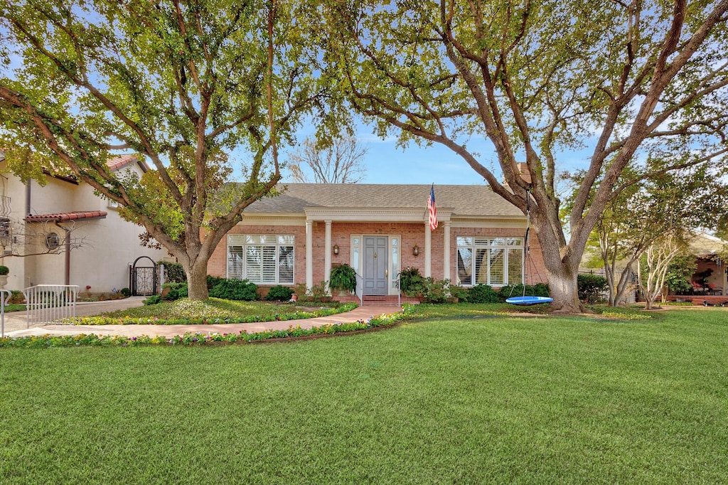 view of front of house with a front lawn