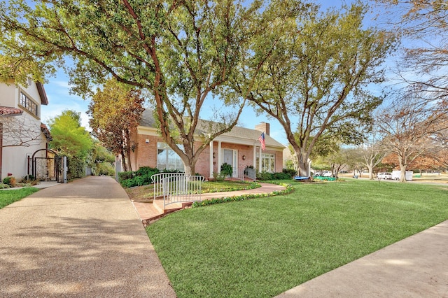 view of front of property featuring a front yard