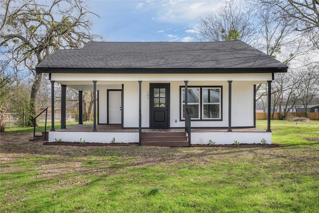 view of front facade featuring a front yard and covered porch