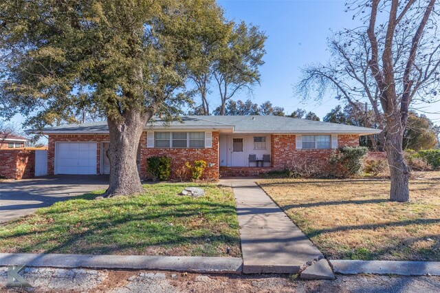 120 N 15th Ave, Munday, TX 76371 - ranch-style house with a garage and a front yard
