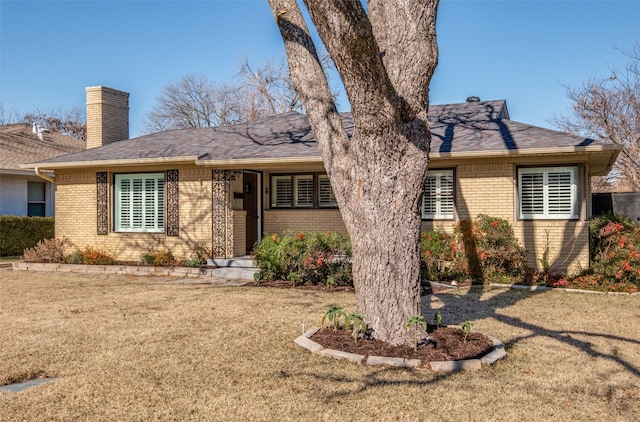 single story home with a front yard