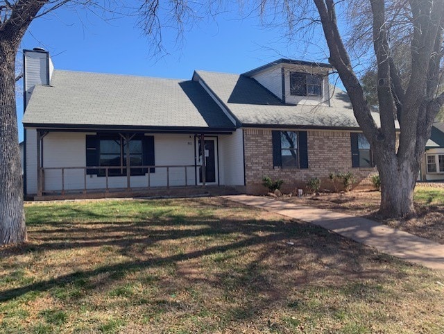 view of front facade with a front yard