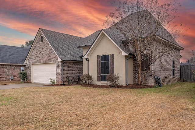 view of front of house featuring a yard