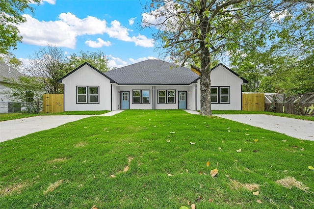 view of front facade with a front yard