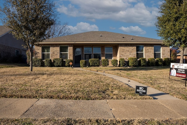 single story home featuring a front yard