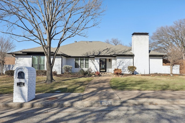 view of front facade featuring a front yard