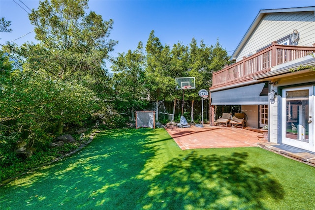 view of yard featuring a patio area