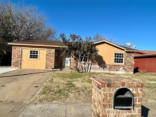 single story home with a front lawn