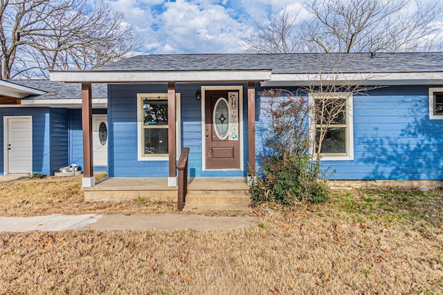 view of front of home with covered porch and a front lawn