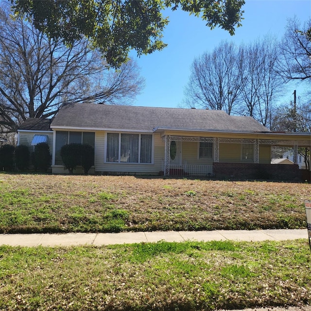 view of front of property with a front lawn