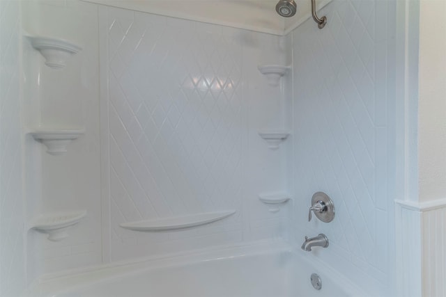 bathroom with tiled shower / bath