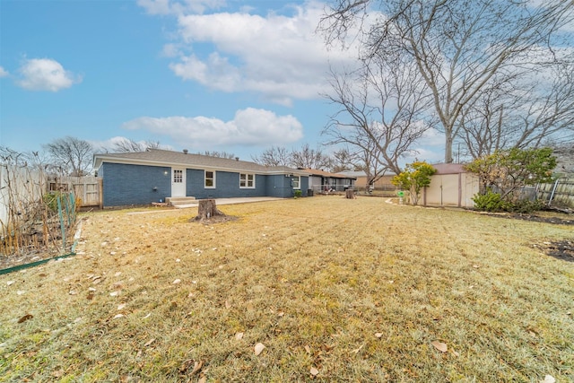 view of yard featuring a storage unit