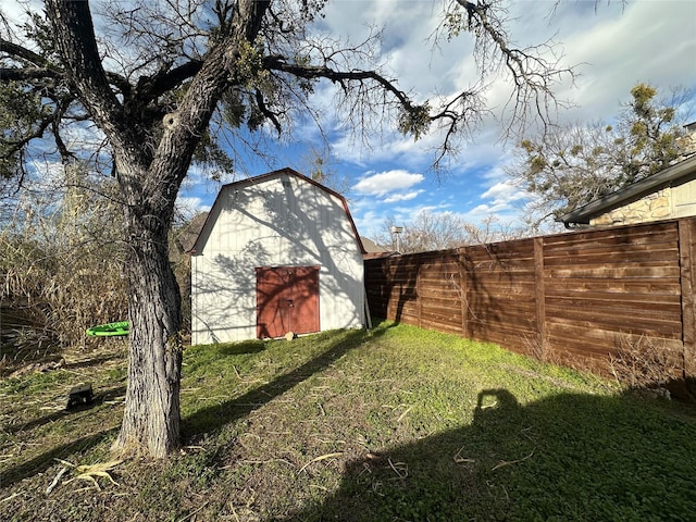 view of yard featuring a storage shed