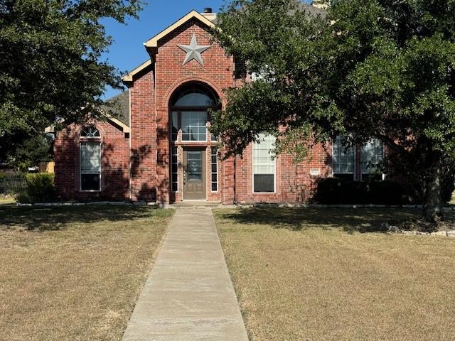 view of front of property featuring a front lawn