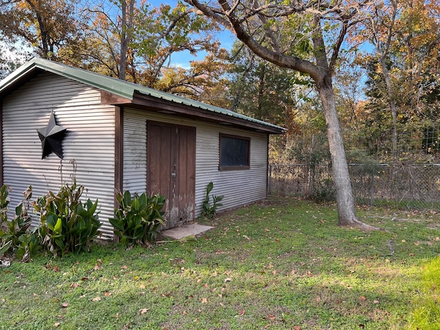 view of outdoor structure with a yard