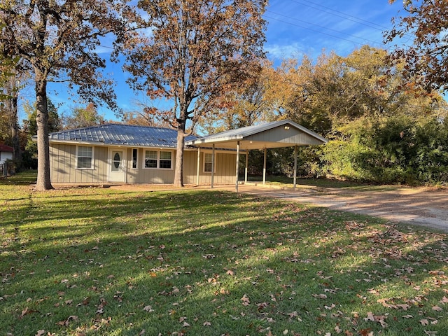 ranch-style home featuring a front lawn