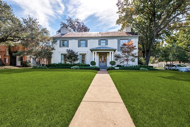 colonial house featuring a front lawn