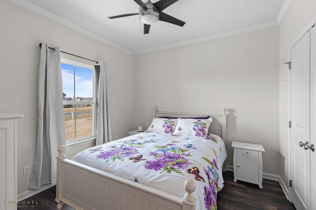 bedroom with crown molding, dark wood-type flooring, a closet, and ceiling fan