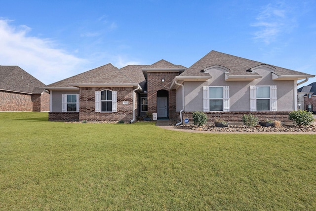 view of front of house featuring a front lawn