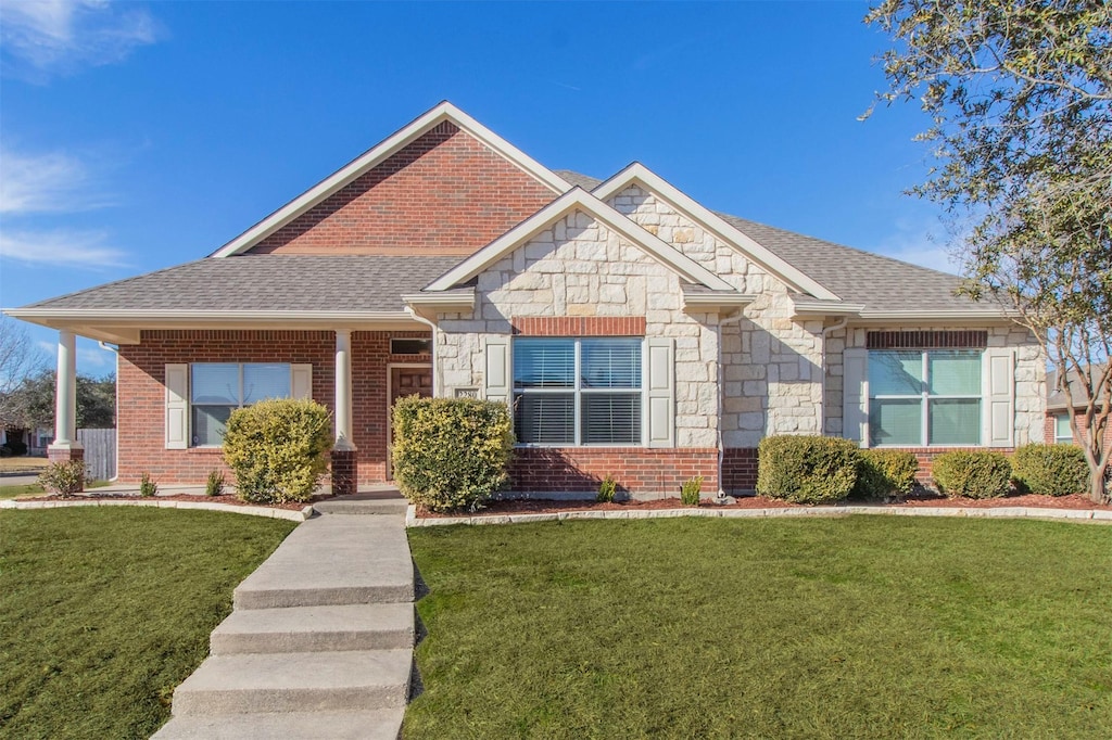 view of front of property featuring a front yard