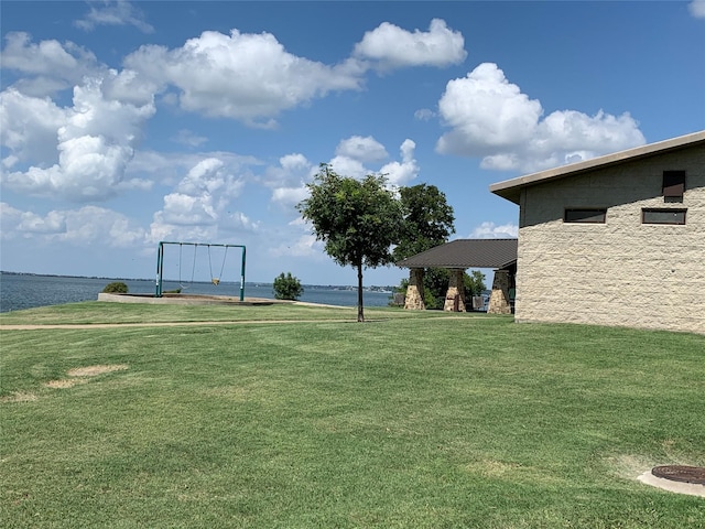 view of yard featuring a water view