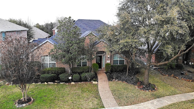 view of front of property featuring a front lawn