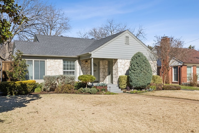 view of front of house featuring a front yard