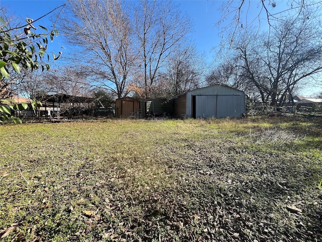 view of yard with a shed