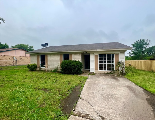 ranch-style home with a front yard