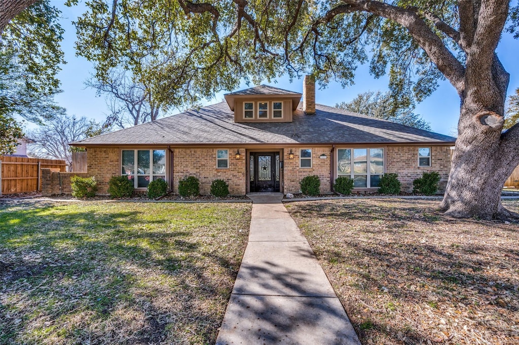 view of front of house featuring a front lawn