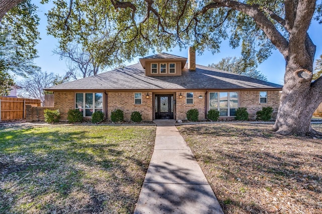 view of front of house featuring a front lawn