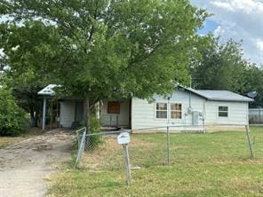 view of front of home with a front lawn