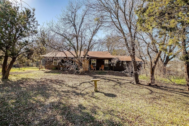 view of front of property featuring a front yard