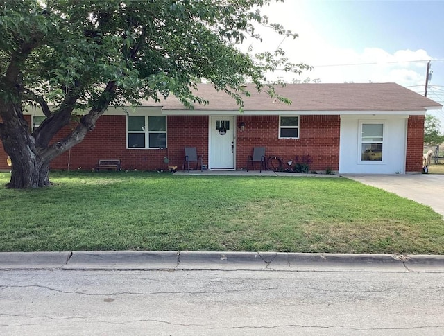 ranch-style home featuring a front lawn